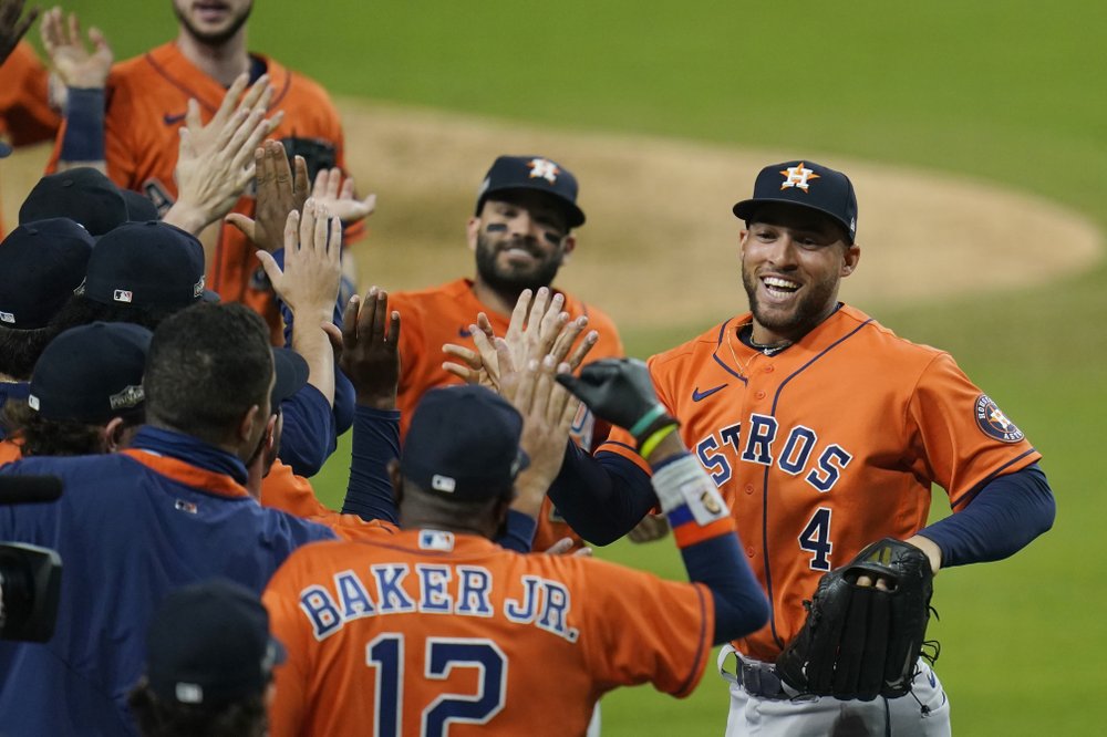 Los Astros de Houston George Springer (4) y José Altuve celebran con sus compañeros de equipo después de ganar el Juego 6 de la Serie de Campeonato de la Liga Americana de MLB contra los Rays de Tampa Bay el viernes 16 de octubre de 2020.