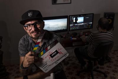 Carlos Gómez, de 35 años y propietario de la productora audiovisual Wajiros Films, posa para una foto en la sala de edición de su empresa en La Habana, Cuba, el jueves 2 de septiembre de 2021. (AP Foto/Ramón Espinosa)