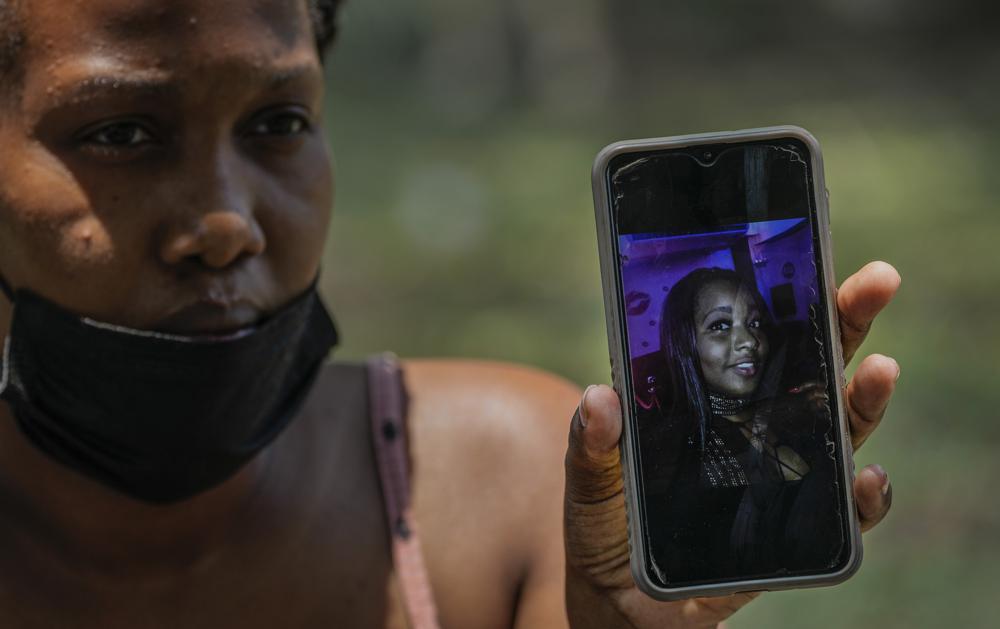 Beatriz Céspedes muestra una foto en su teléfono de su hermana Shaidis Cobas, de 27 años, quien trabaja como camarera en el Hotel Saratoga y que se encuentra desaparecida, en La Habana Vieja, Cuba, el lunes 9 de mayo de 2022. (AP Foto/Ramón Espinosa)