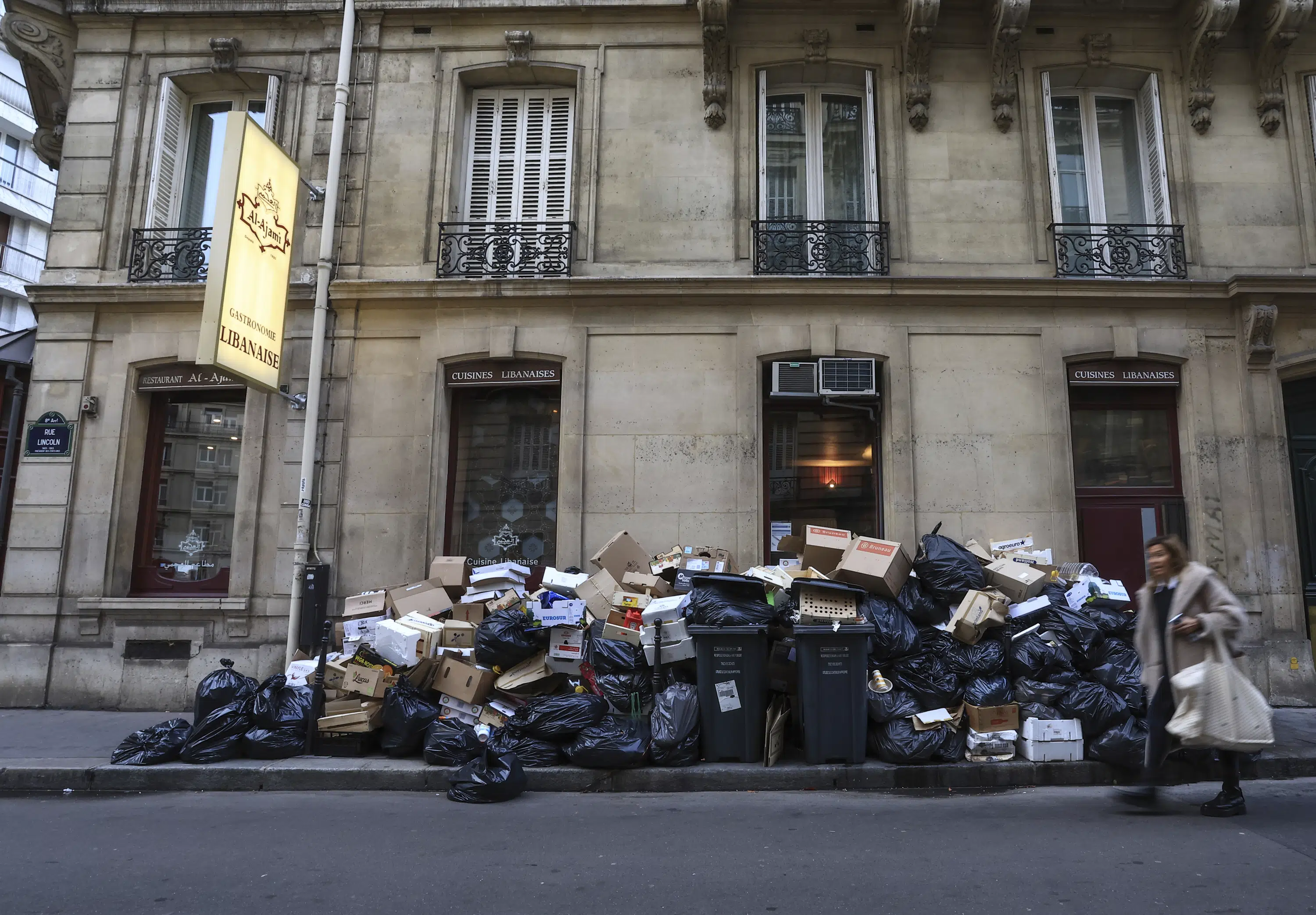 Le gouvernement français survit à un vote de défiance sur les retraites