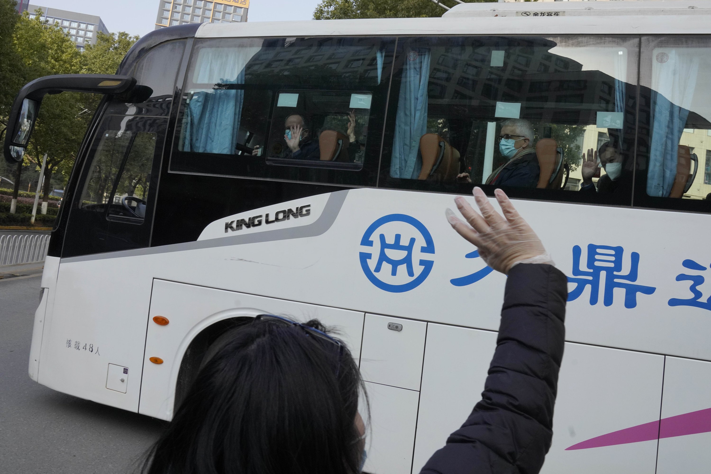 The WHO team in Wuhan leaves quarantine to investigate the origin of COVID