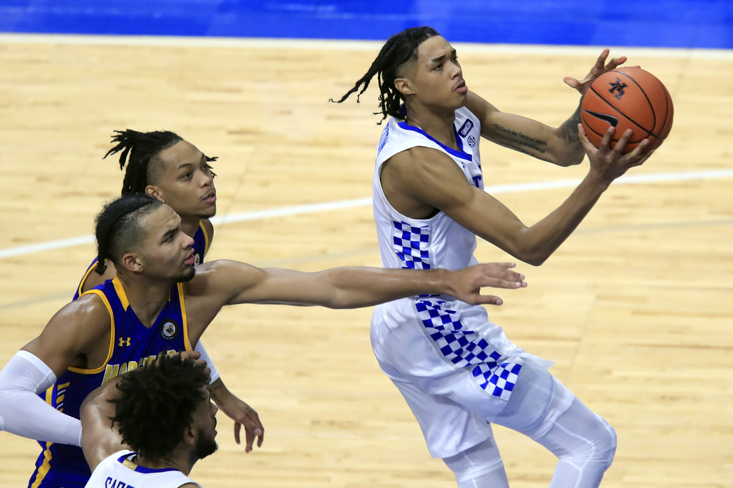 No. 10 Kentucky rolls past Morehead State 81-45 in opener