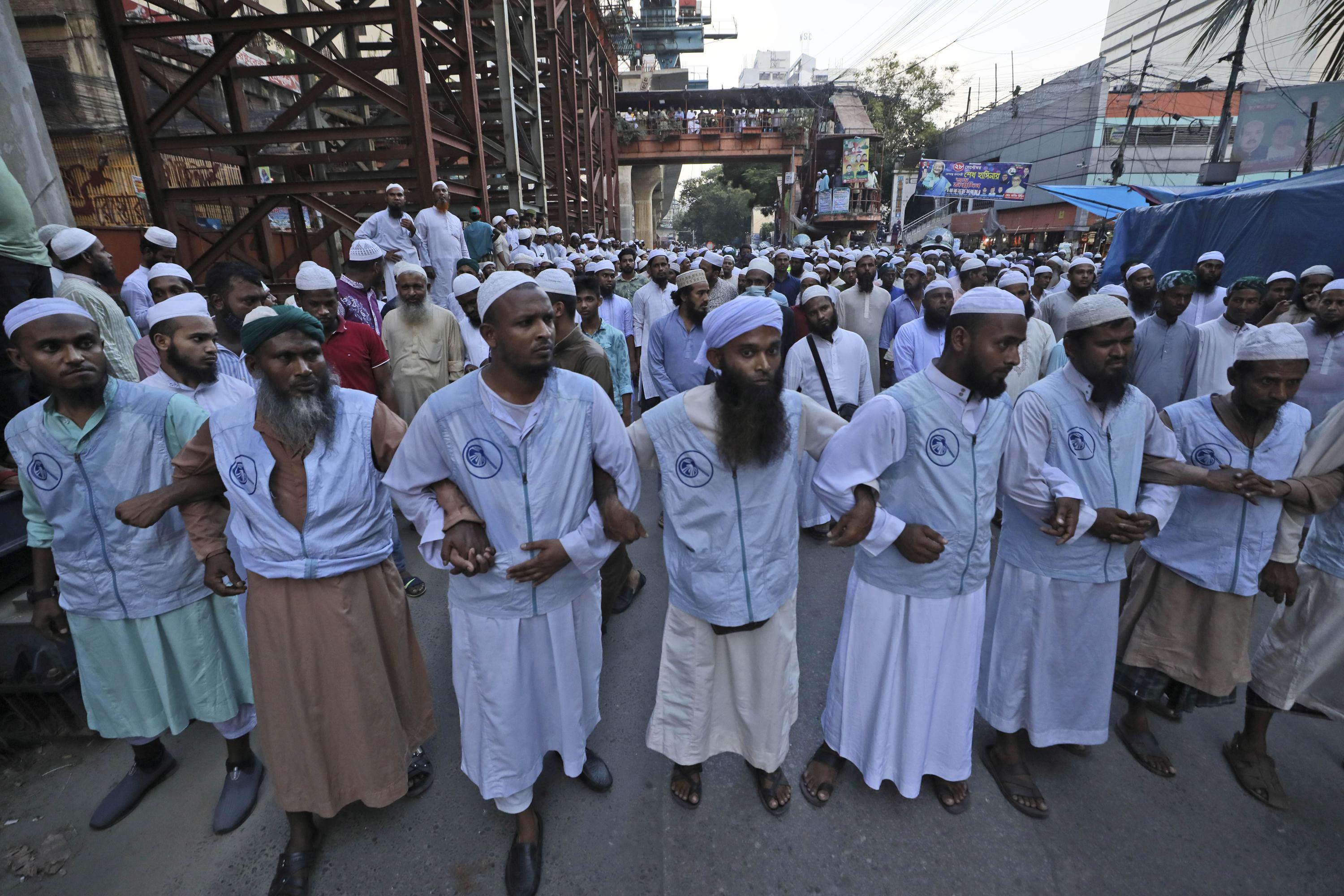 Muslims Hindus Protest Amid Communal Violence In Bangladesh Ap News