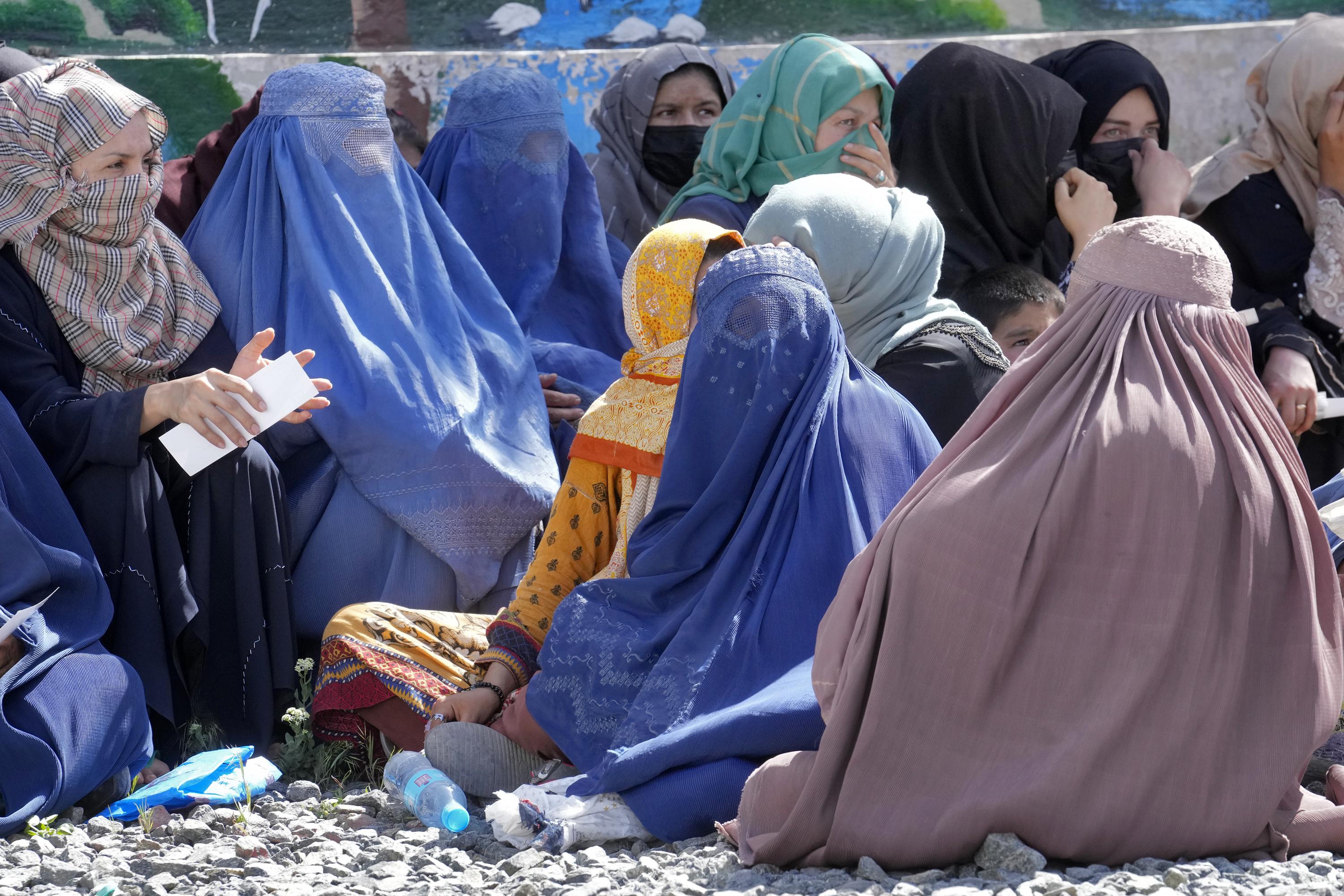 حركة طالبان الأفغانية تأمر النساء بأن يغطين أنفسهن من الرأس إلى أخمص القدمين