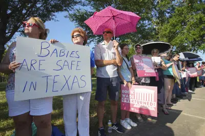 Linda Banes, izquierda, y Ethelene Marshall se unen a los manifestantes antiaborto mientras se reúnen para cantar y orar fuera de Planned Parenthood en Houston, el 24 de junio de 2022, después de que la Corte Suprema de los Estados Unidos anuló Roe v Wade. Tres mujeres en Texas están siendo demandadas por homicidio culposo por un hombre que afirma que ayudaron a su ahora ex esposa a obtener medicamentos para un aborto. En una demanda presentada el jueves 9 de marzo de 2023 en el condado de Galveston, Texas, Marcus Silva alega que ayudar en un aborto autoadministrado equivale a ayudar a un asesinato. (Brett Coomer/Houston Chronicle vía AP, Archivo)