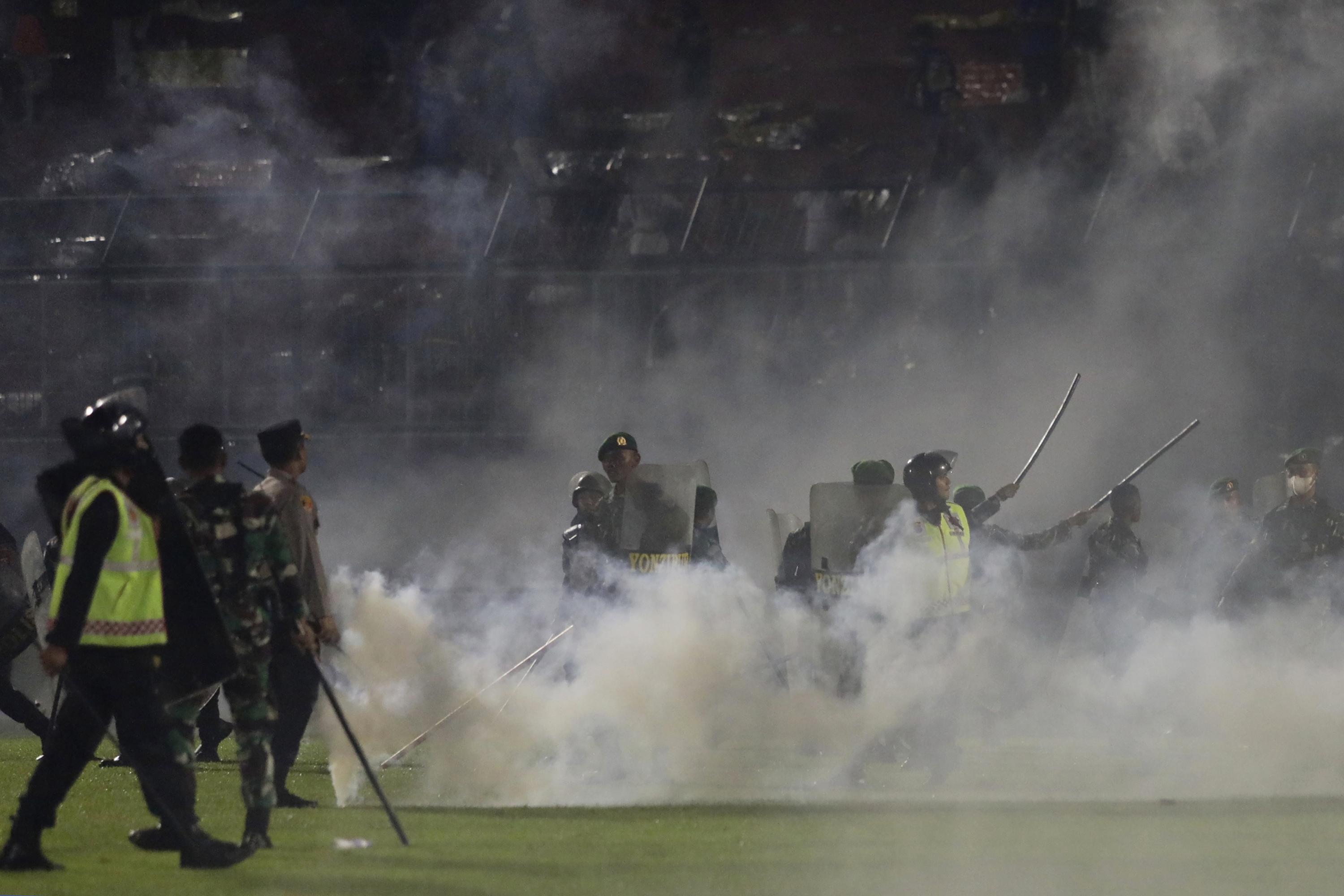 129 morts après la bousculade des supporters pour quitter le match de football indonésien