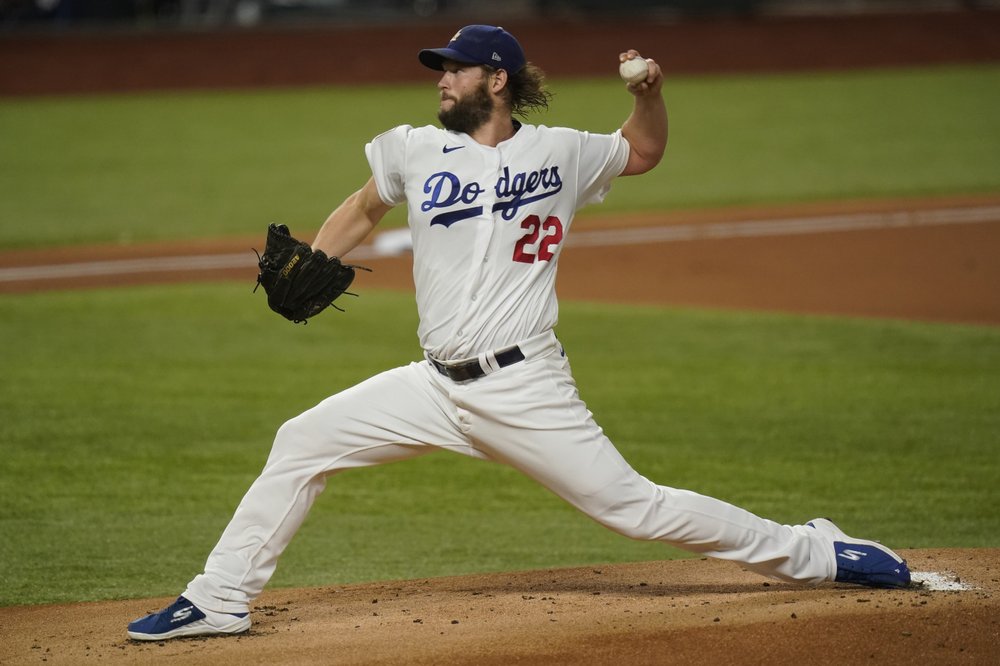 El abridor de los Dodgers de Los Ángeles Clayton Kershaw lanza contra los Rays de Tampa Bay durante la primera entrada en el Juego 1 de la Serie Mundial de la MLB el martes 20 de octubre de 2020.