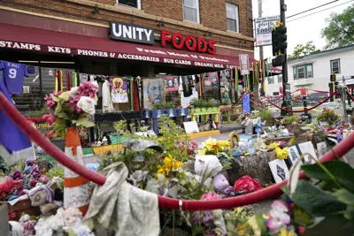 Se conmemora la muerte de George Floyd, en el tercer aniversario del incidente, en la Plaza George Floyd, el jueves 25 de mayo de 2023, en Minneapolis. (AP Foto/Abbie Parr)