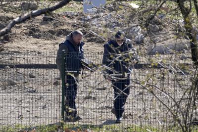 La policía inspecciona el sitio de un accidente de avión no tripulado en Zagreb, Croacia, el viernes 11 de marzo de 2022. Un avión no tripulado que aparentemente voló desde la zona de guerra ucraniana se estrelló durante la noche en las afueras de la capital croata, Zagreb, provocando una fuerte explosión pero sin causar heridos, dijeron el viernes las autoridades croatas. (AP Photo/Darko Bandic)