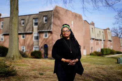 La maestra de escuela primaria Kathleen Sannicks-Lerner, quien actualmente se encuentra en un año sabático, posa para una fotografía en Huntingdon Valley, Pensilvania, el martes 8 de marzo de 2022. (AP Photo/Matt Rourke)