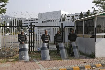 Topas paramilitares paquistaníes montan guardia con material antimotines ante la Asamblea Nacional en Islamabad, Pakistán, el domingo 3 de abril de 2022. (AP Foto/Anjum Naveed)
