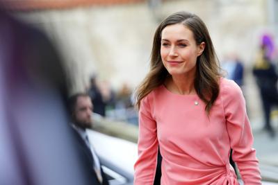 La primera ministra de Finlandia, Sanna Marin, llega a una reunión de la Comunidad Política Europea en Praga el 6 de octubre del 2022. (AP Foto/Petr David Josek)