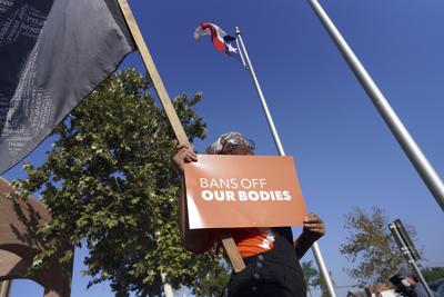 Rachel Hernandez protesta frente al Ayuntamiento de Edinburg, en Texas, el miércoles 1 de septiembre de 2021. (Joel Martinez/The Monitor vía AP)