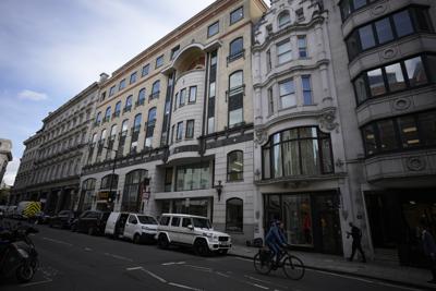 En la imagen vista de la facha de los números 56-60 de Conduit Street, en el distrito de Mayfair, en Londres, el 4 de octubre de 2021. La propiedad está ligada al presidente de Azerbaiyán, Ilham Aliyev, según un reporte llamado los Papeles de Pandora sobre presuntas irregularidades fiscales. (AP Foto/Matt Dunham)