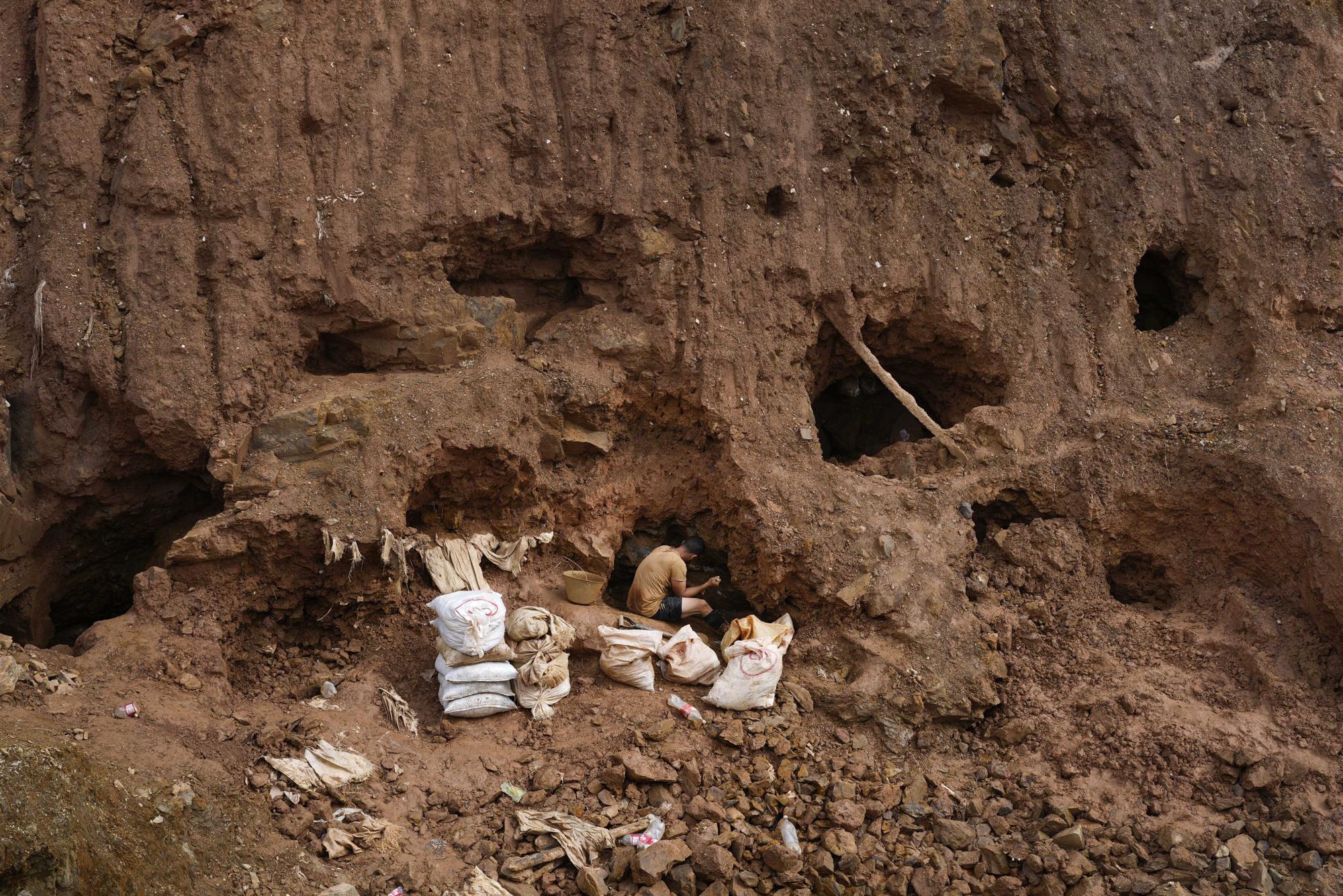 José Rivas excava en busca de oro en una mina a cielo abierto en El Callao, estado de Bolívar, Venezuela, el sábado 29 de abril de 2023. “Solo quiero comprar mi casa y trabajar en otra cosa”, dijo Rivas. “A veces pienso en irme del país”. (Foto AP/Matías Delacroix)