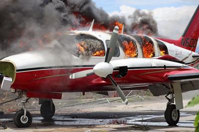 Un avión arde tras ser incendiado por manifestantes que protestaban contra el aumento de la violencia, en el aeropuerto de Antoine Simon Des Cayes, en Les Cayes, Haití, el 29 de marzo de 2022. La protesta coincide con el 35to aniversario de la Constitución del país, de 1987, y se produjo tras otras movilizaciones y huelgas por el repunte de los secuestros relacionados con bandas en las últimas semanas. (AP Foto/John Cadafy Noel)