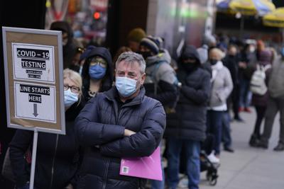 Personas hacen fila en un centro de pruebas diagnósticas a COVID-19, el 13 de diciembre de 2021, en Times Square, en la ciudad de Nueva York.  (AP Foto / Seth Wenig, Archivo)