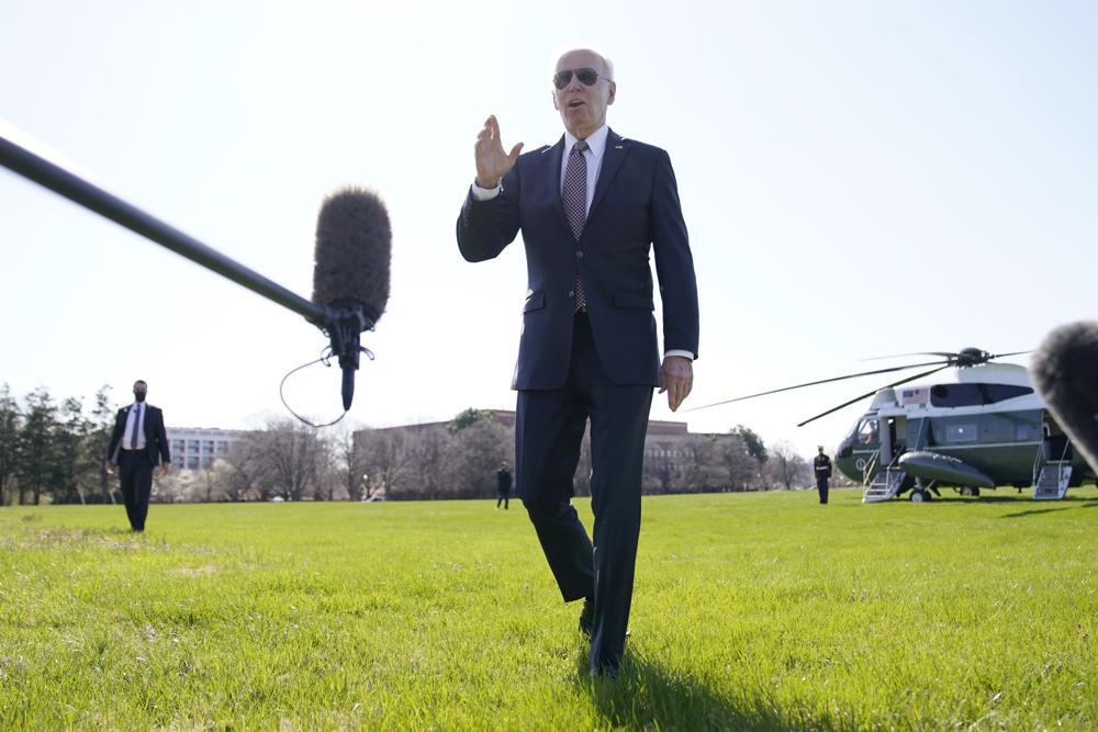 El presidente Joe Biden habla con los medios en Fort Lesley J. McNair, el lunes 4 de abril de 2022, cuando regresa a Washington y a la Casa Blanca después de pasar el fin de semana en Wilmington, Del. (AP Photo/Andrew Harnik)