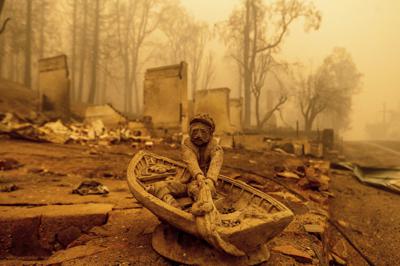 Un adorno frente a un casa destruida por el incendio Dixie en Greenville, condado Plumas, California, el viernes 6 de agosto de 2021. (AP Foto/Noah Berger)
