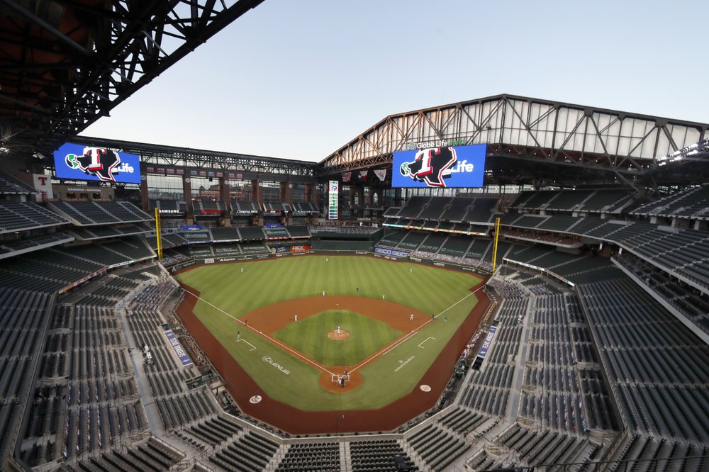 Los Marineros de Seattle juegan contra los Rangers de Texas en la primera entrada de un juego de béisbol en el Globe Life Field en Arlington, Texas, el lunes 10 de agosto de 2020.