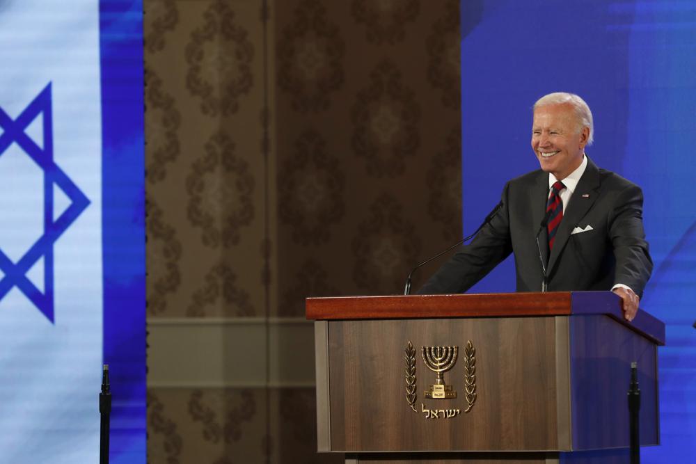 El presidente de Estados Unidos, Joe Biden, habla en una conferencia de prensa con el primer ministro israelí, Yair Lapid, en el hotel Waldorf Astoria de Jerusalén, el jueves 14 de julio de 2022. (Atef Safadi/Pool vía AP)