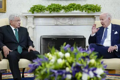 Archivo - El presidente mexicano Andrés Manuel López Obrador (izquierda) escucha al presidente estadounidense Joe Biden en la Oficina Oval de la Casa Blanca en Washington, el 12 de julio de 2022. (AP Foto/Susan Walsh, Archivo)