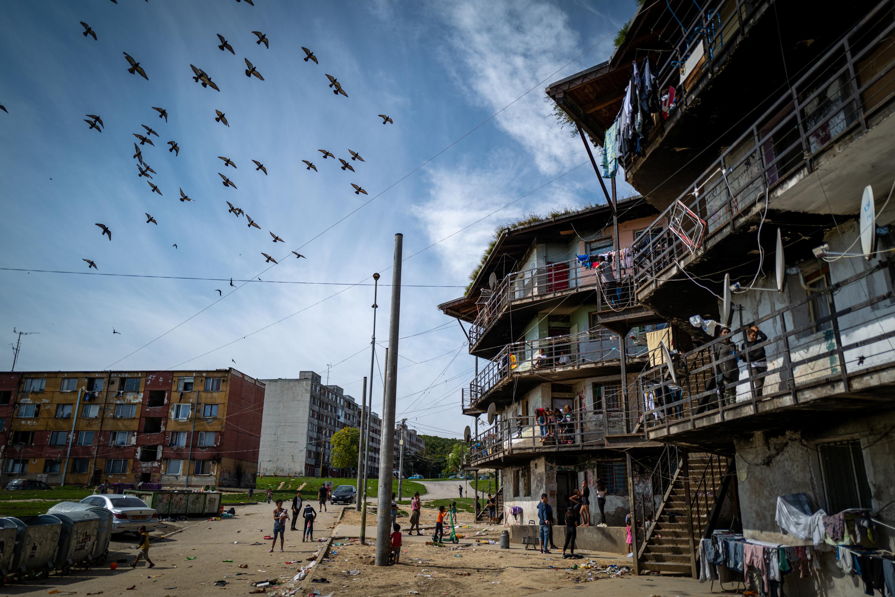 Pápež František navštevuje rímsky slum na Slovensku