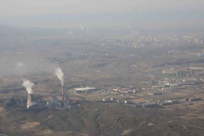ARCHIVO - En imagen del miércoles 21 de abril de 2021, humo y vapor salen de las torres de la planta termoeléctrica de Urumqi, en el oeste de China. (AP Foto/Mark Schiefelbein)