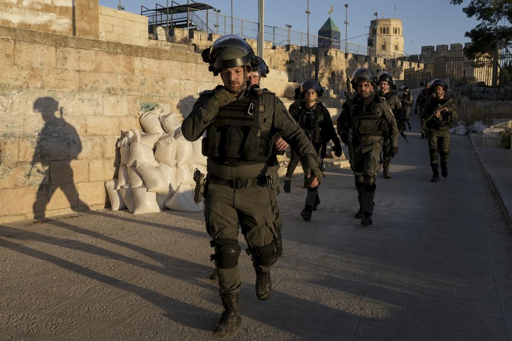 Las fuerzas de seguridad israelíes se reúnen durante los enfrentamientos con los manifestantes palestinos en el recinto de la mezquita de Al Aqsa en la Ciudad Vieja de Jerusalén el viernes 15 de abril de 2022. (Foto AP/Mahmoud Illean)