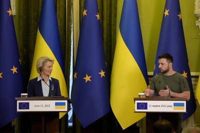 En esta imagen de archivo, el presidente de Ucrania, Volodymyr Zelenskyy, durante una conferencia de prensa con la presidenta de la Comisión Europea, Ursula von der Leyen (izquierda), en Kiev, Ucrania, el 11 de junio de 2022. (AP Foto/Natacha Pisarenko, archivo)