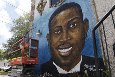 ARCHIVO - La foto del 17 de mayo de 2020 muestra un mural de Ahmed Arbery, asesinado por tres hombres blancos que cumplen cadena perpetua. En un juicio por separado ante una corte federal, que comenzó el 14 de febrero de 2022, se acusa a los tres asesinos de cometer un crimen de odio racial al matar a Arbery por el hecho de ser negro. (AP Foto/Sarah Blake Morgan, File)