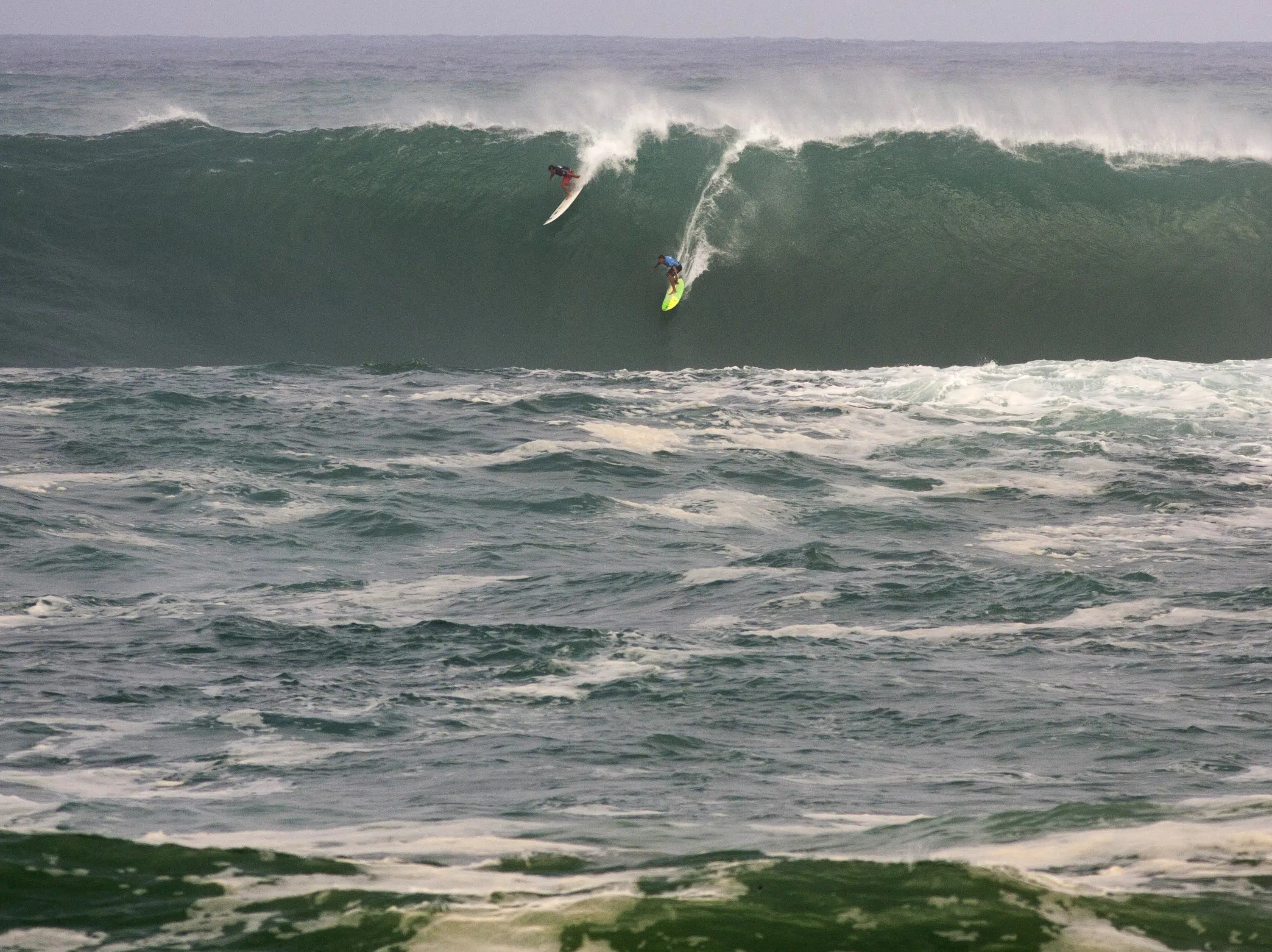 Grandes ondas para o lendário concurso de surf do Havaí The Eddie