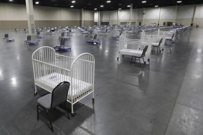 En esta imagen del 6 de abril de 2020 se ven cunas en el Centro de Exposiciones Mountain America, en Sandy, Utah. (AP Foto/Rick Bowmer, Archivo)