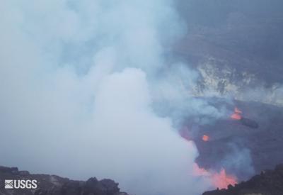 En esta imagen tomada de una cámara web proporcionada por el Servicio Geológico de Estados Unidos se muestra una vista de la erupción en el cráter Halemaumau, en el volcán Kilauea, en Hawai, el 29 de septiembre de 2021. (USGS vía AP)