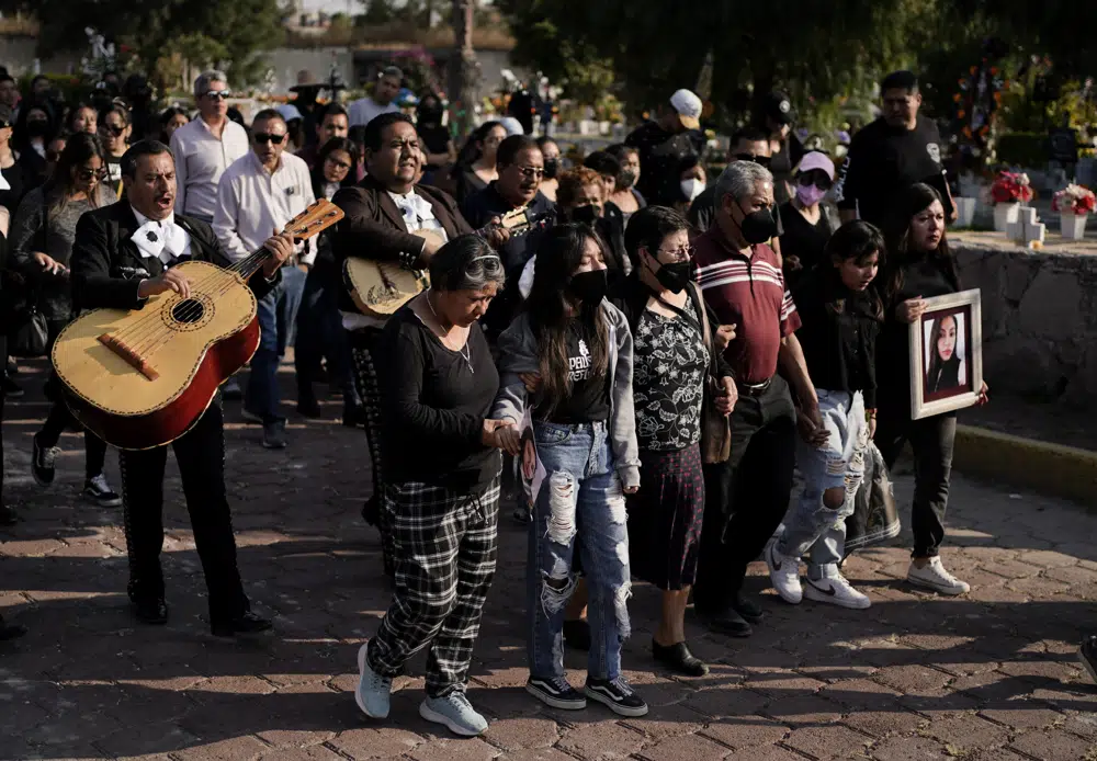Mariachis tocan durante el cortejo fúnebre de Mónica Citlalli Díaz en Ecatepec, Estado de México, México, el viernes 11 de noviembre de 2022. Díaz, una profesora de inglés de 30 años, al parecer fue la novena víctima durante una serie de feminicidios a lo largo de 11 días realizados en Ciudad de México y sus alrededores entre finales de octubre e inicios de noviembre. (Foto AP/Eduardo Verdugo)