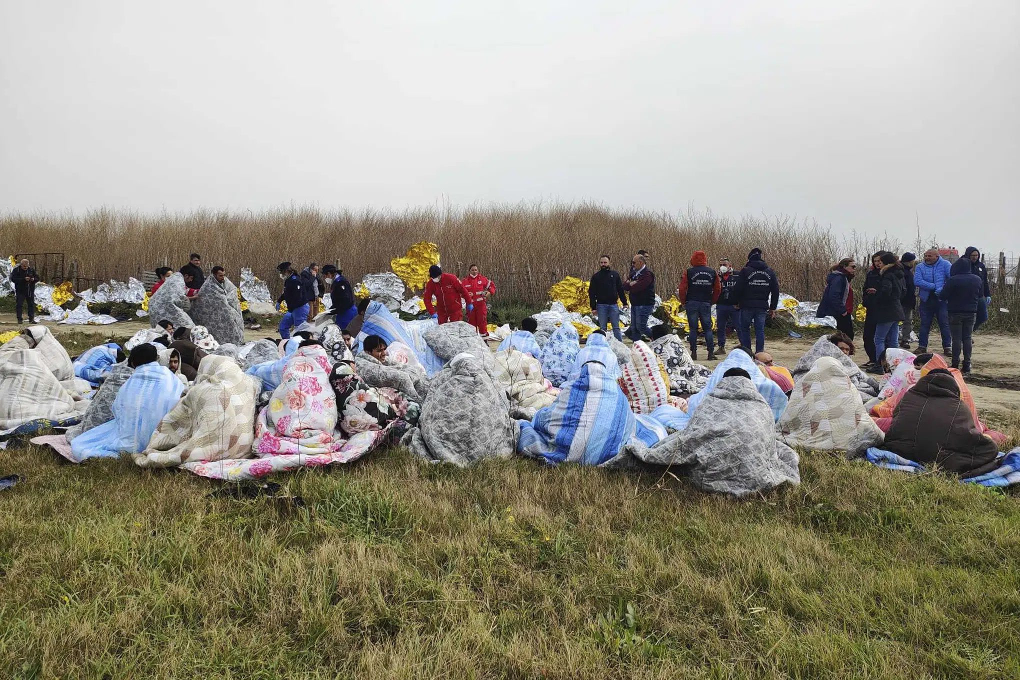 Łódź migrantów odpływa u wybrzeży Włoch;  Dziesiątki zabitych, 80 przeżyło