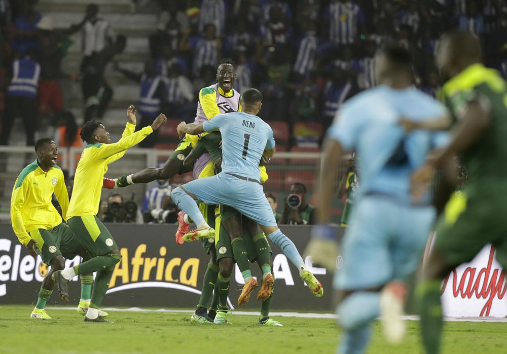 Jugadores de Senegal celebran después de ganar la Copa Africana de Naciones 2022, al definir la final entre Senegal y Egipto en tanda de desempate, en el estadio Ahmadou Ahidjo, en Yaounde, Camerún, el domingo 6 de febrero de 2022. (AP Foto/ Domingo Alamba)