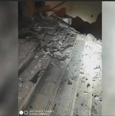 En esta imagen proporcionada por la Oficina de Medios del Primer Ministro de Irak muestra los efectos de un intento de asesinato en la casa del primer ministro de Irak, Mustafa al-Kadhimi, en la fortificada Zona Verde de Bagdad, el domingo 7 de noviembre de 2021.  (Oficina de Medios del Primer Ministro de Irak, via AP)