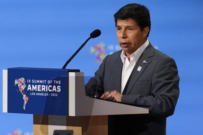 El presidente peruano Pedro Castillo habla durante una sesión plenaria en la Cumbre de las Américas, el viernes 10 de junio de 2022 en Los Ángeles. (Foto AP/Marcio José Sánchez)