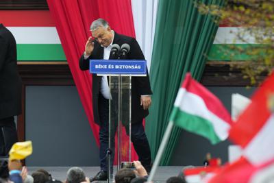 El primer ministro de Hungría Viktor Orban saluda a sus partidarios durante un acto en Szekesfehervar el 1ro de abril del 2022. (AP Photo/Petr David Josek)