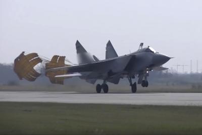 En una foto tomada de un video difundido por el Servicio de Prensa del Ministerio de Defensa ruso, el jueves 18 de agosto de 2022, un avión de combate MiG-31 de la Fuerza Aérea de Rusia aterriza en la base aérea Chkalovsk en la región de Kaliningrado. (Servicio de Prensa del Ministerio de Defensa ruso vía AP)