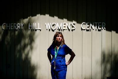 Amanda Kifferly, vicepresidenta para el acceso al aborto de los Centros de Mujeres posa para una foto en Cherry Hill, Nueva Jersey, 15 de junio de 2022. (AP Foto/Matt Rourke)