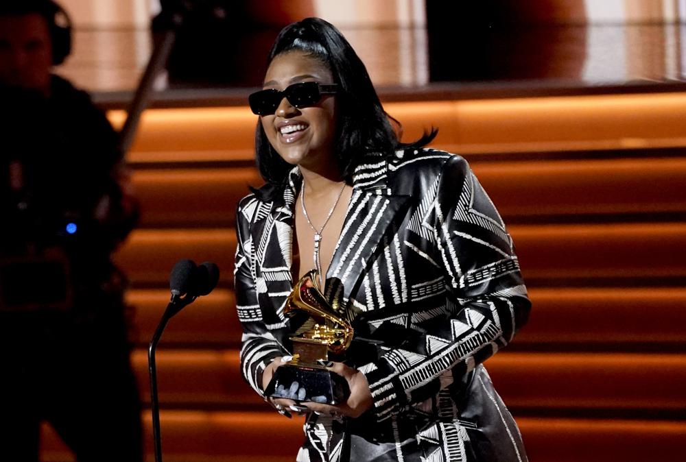 Jazmine Sullivan acepta el premio al mejor álbum de R&B por "Heaux Tales" en la 64.ª Entrega Anual de los Premios Grammy el domingo 3 de abril de 2022 en Las Vegas.  (Foto AP/Chris Pizzello)