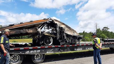 Restos de un choque mortal de vehículos al paso de la tormenta Claudette son cargados en un camión, el domingo 20 de junio de 2021 en el condado Butler, Alabama. (Lawrence Specker/Press-Register/AL.com via AP)