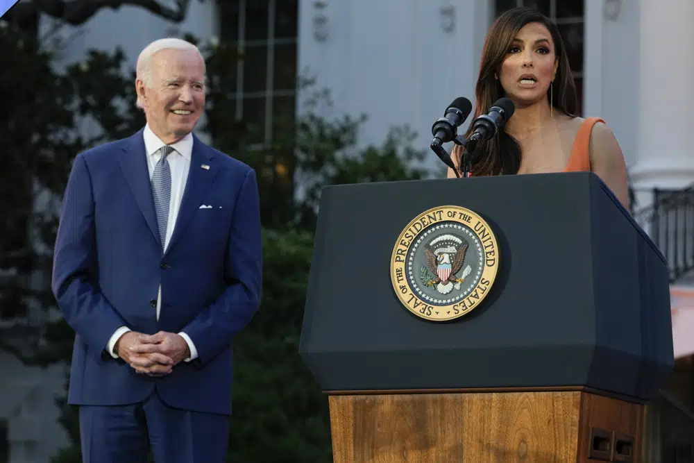 El presidente Joe Biden escucha a Eva Longoria hablar antes de la proyección de la película "Flamin' Hot", el jueves 15 de junio de 2023, en el jardín sur de la Casa Blanca en Washington. (Foto AP/Jacquelyn Martín)