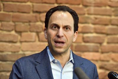 Craig Greenberg, candidato a alcalde de  Louisville, Kentucky, en conferencia de prensa el 14 de febrero del 2022.  (Foto AP/Timothy D. Easley)