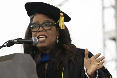 Oprah Winfrey pronuncia el discurso de graduación durante la ceremonia de graduación de la Universidad Estatal de Tennessee el sábado 6 de mayo de 2023 en Nashville, Tennessee. (AP Photo / George Walker IV)
