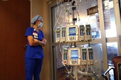 ARCHIVO - En esta fotografía del 17 de agosto de 2021, la coordinadora de enfermería Beth Springer observa la habitación de un paciente en una ala para COVID-19 del Centro Médico Willis-Knighton en Shreveport, Luisiana. (AP Foto/Gerald Herbert, Archivo)