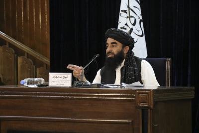 El portavoz del Talibán, Zabihullah Mujahid, habla durante una conferencia de prensa en Kabul, Afganistán, el lunes 6 de septiembre de 2021. (AP Foto/Muhammad Farooq)