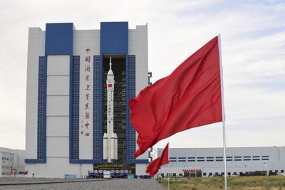 En imagen proporcionada por la Agencia de Noticias Xinhua, la nave espacial tripulada Shenzhou-12 junto con su cohete propulsor Long March-2F es trasladada a la plata forma de lanzamiento del Centro de Lanzamiento Satelital Jiuquan en el noroeste de China, el miércoles 9 de junio de 2021. (Wang Jiangbo/Xinhua vía AP)